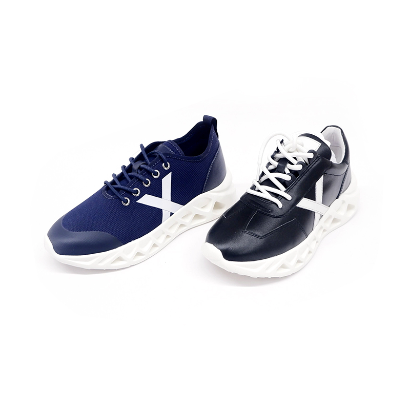 Zapatos casual azules y negros para hombre.